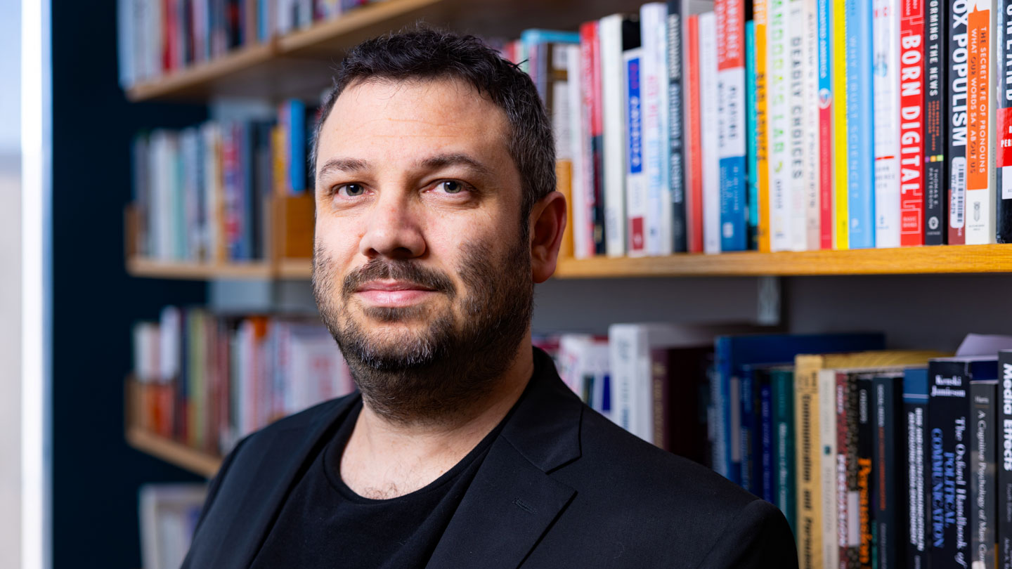 Este investigador estudia cómo la desinformación se cuela en la ciencia y la política