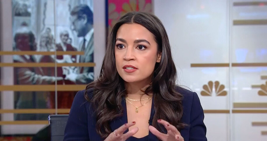 Mire a AOC destrozar absolutamente el mitin racista de Trump