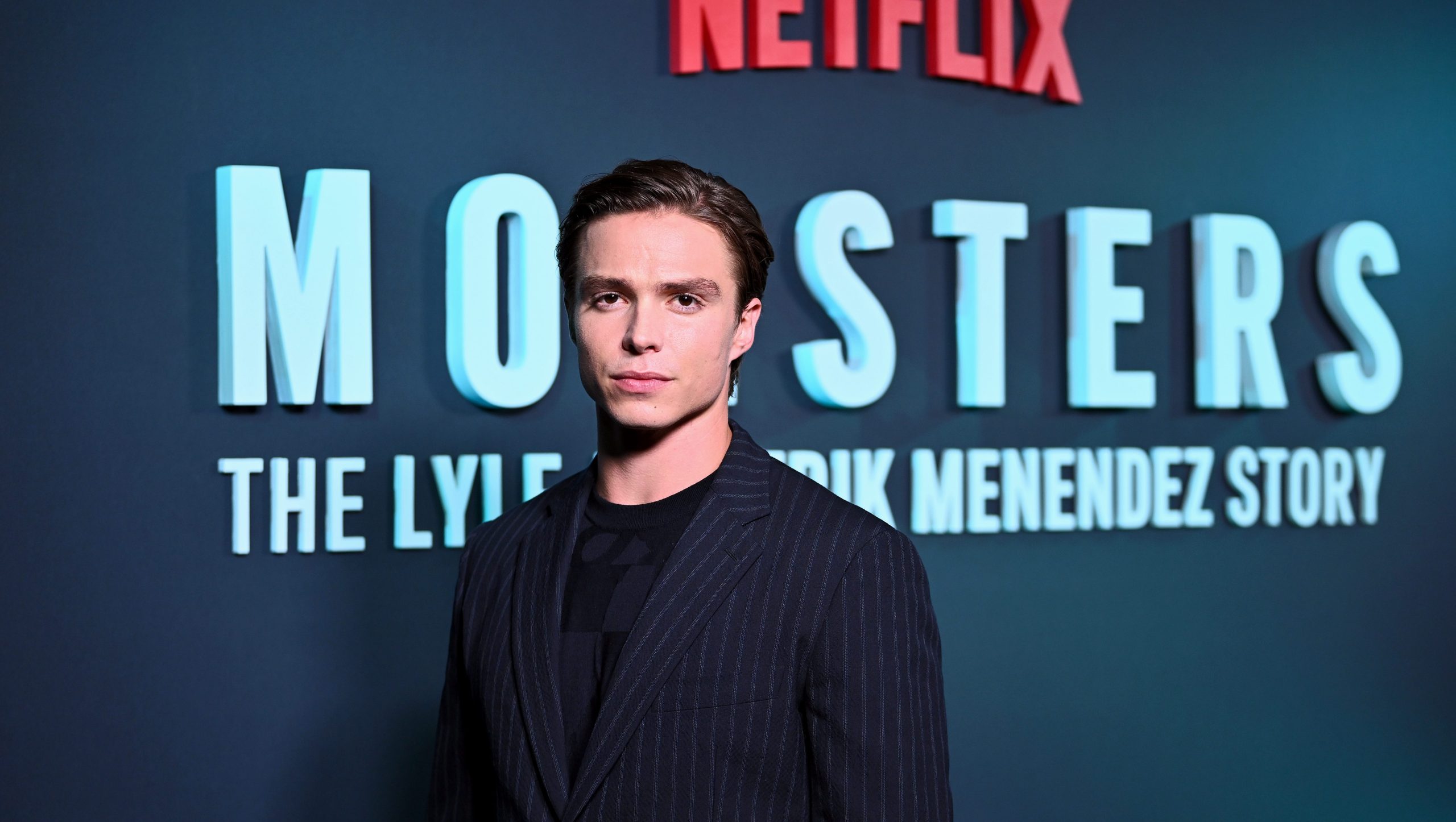 5 cosas sobre el actor que interpreta a Lyle Menéndez – Hollywood Life