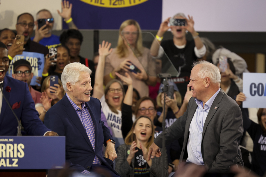 Tim Walz y Bill Clinton se unen para criticar a Trump