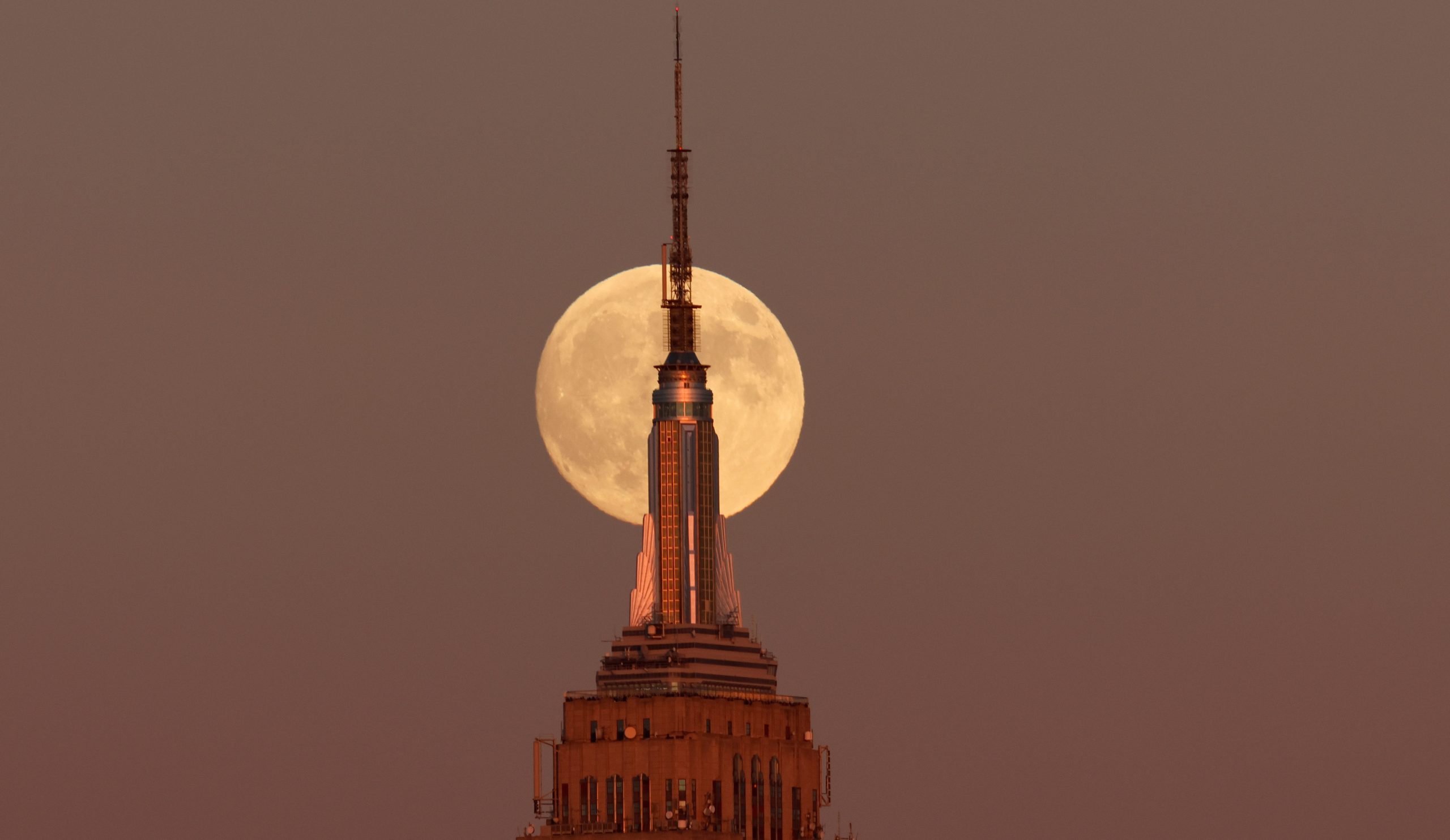 ¿Habrá una superluna esta noche? Descubra por qué la Luna se ve más brillante – Hollywood Life