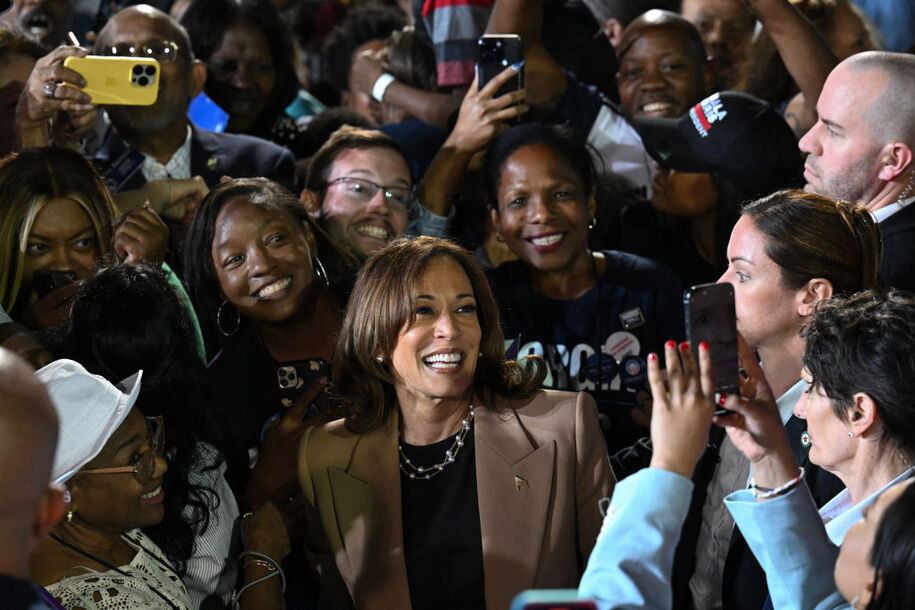 Harris apuesta por las mujeres y los votantes jóvenes en el sprint final de campaña