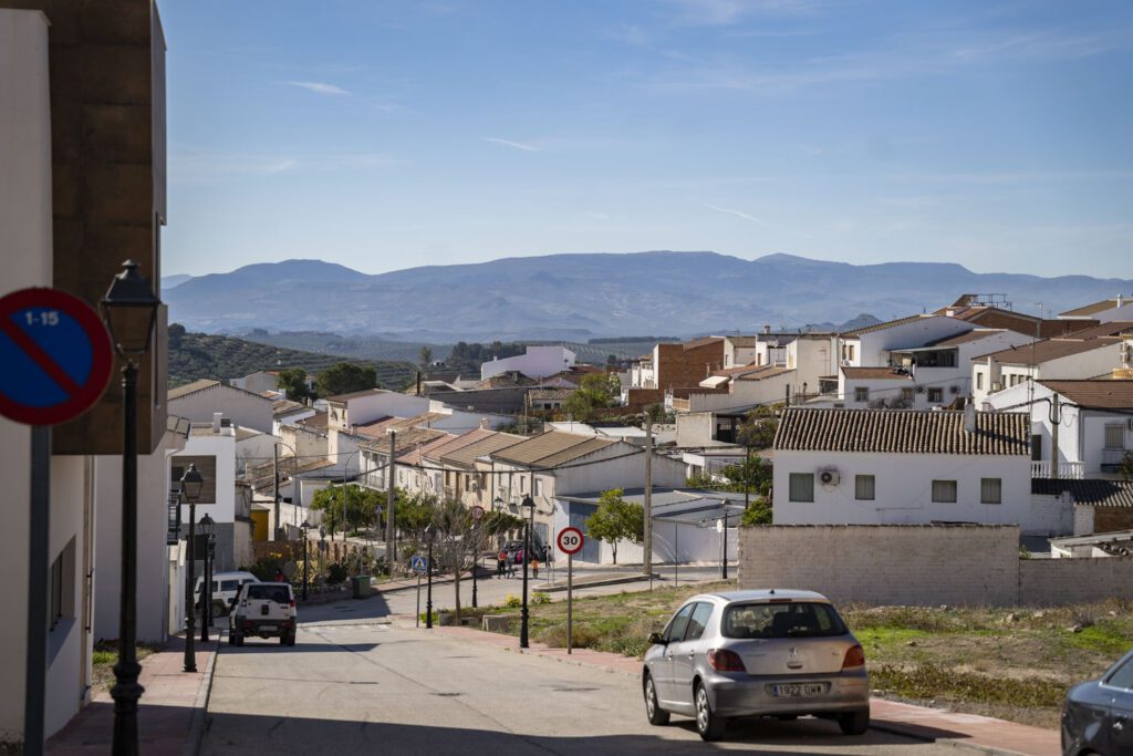 Pueblos pintorescos de la Andalucía española ofrecen casas desde 45.000 euros para luchar contra la despoblación, pero hay un problema