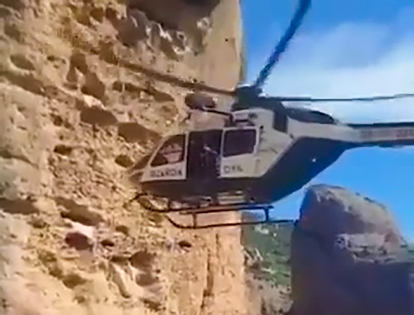 La Guardia Civil realiza un atrevido rescate en helicóptero en lo alto de un acantilado ⋆ Metropolitano de Madrid