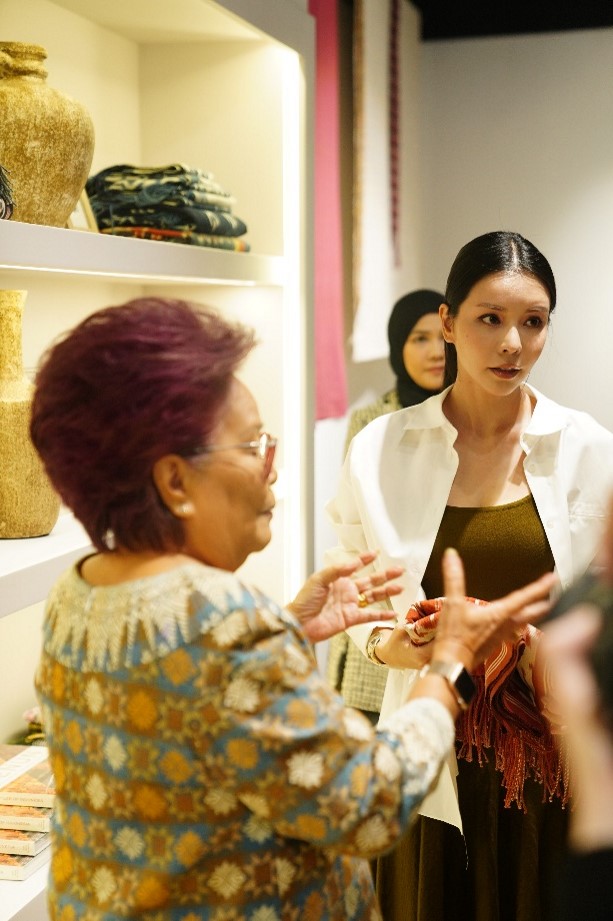 El ícono internacional de la moda Tia Lee visita Yakarta