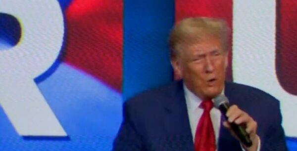 El declive de Trump empeora cuando decide correr afuera en medio del ayuntamiento de Georgia
