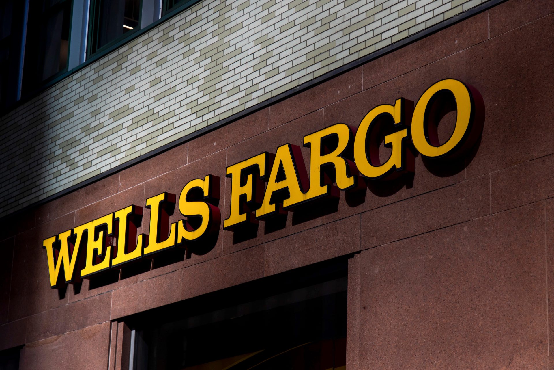 ACTUALIZACIÓN: Se informa que se reveló la causa de la muerte de un empleado de Wells Fargo encontrado muerto en un cubículo días después de registrarse