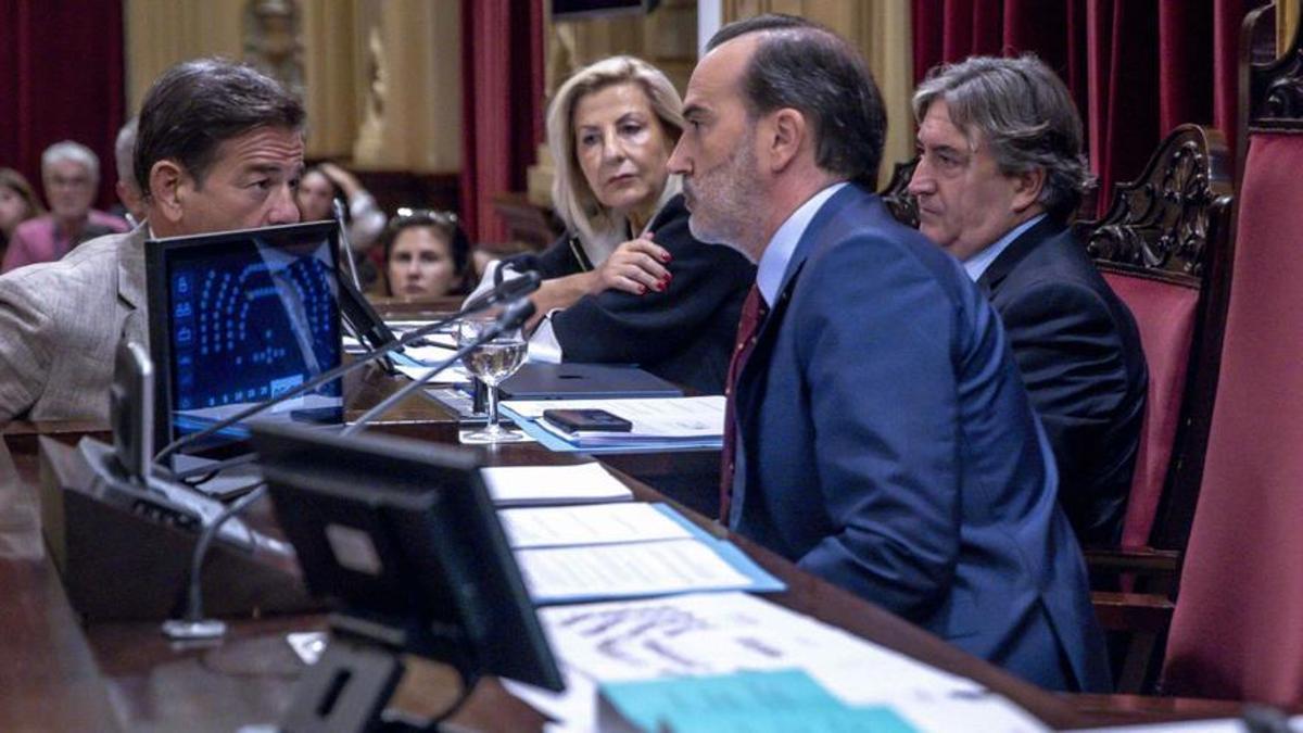 El PSOE fuerza al PP a posicionarse a favor de los letrados del Parlament o de Le Senne tras la expulsión de Costa y Garrido