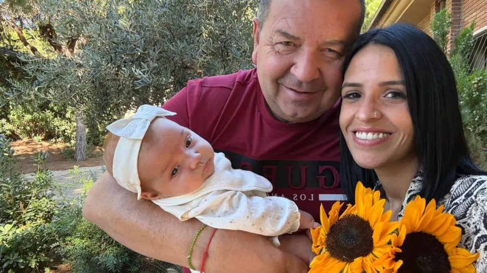 En la foto: Se confirma la muerte de la madre y el bebé recién nacido después de ser arrastrados en su automóvil durante inundaciones mortales en España, mientras que el padre es encontrado con vida.