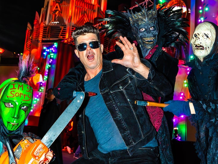 Chappell Roan llega a las noches de terror de Halloween con una diversión espeluznante repleta de estrellas