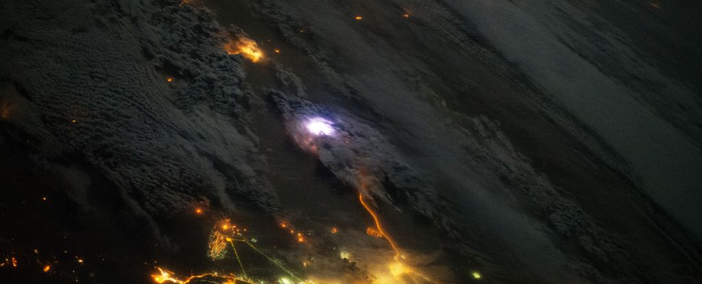 Los rayos pueden enviar ‘electrones asesinos’ volando al espacio a una velocidad cercana a la de la luz: ScienceAlert