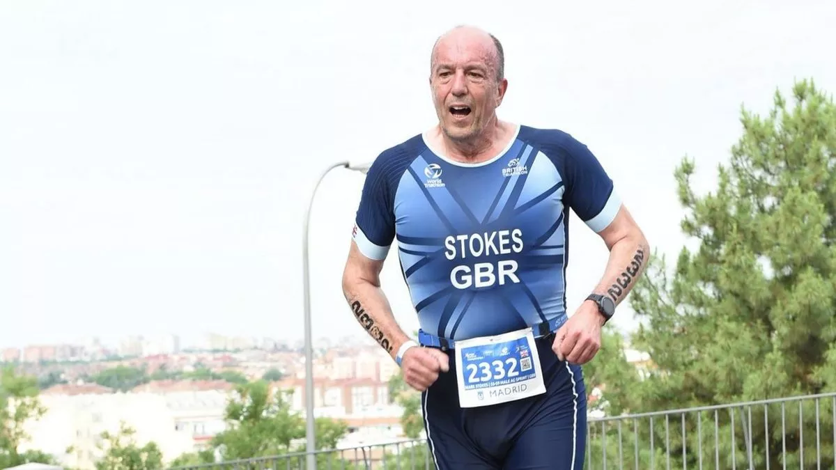 En la imagen: triatleta británico de 57 años que murió durante una carrera en la Costa del Sol de España mientras llegan los homenajes.