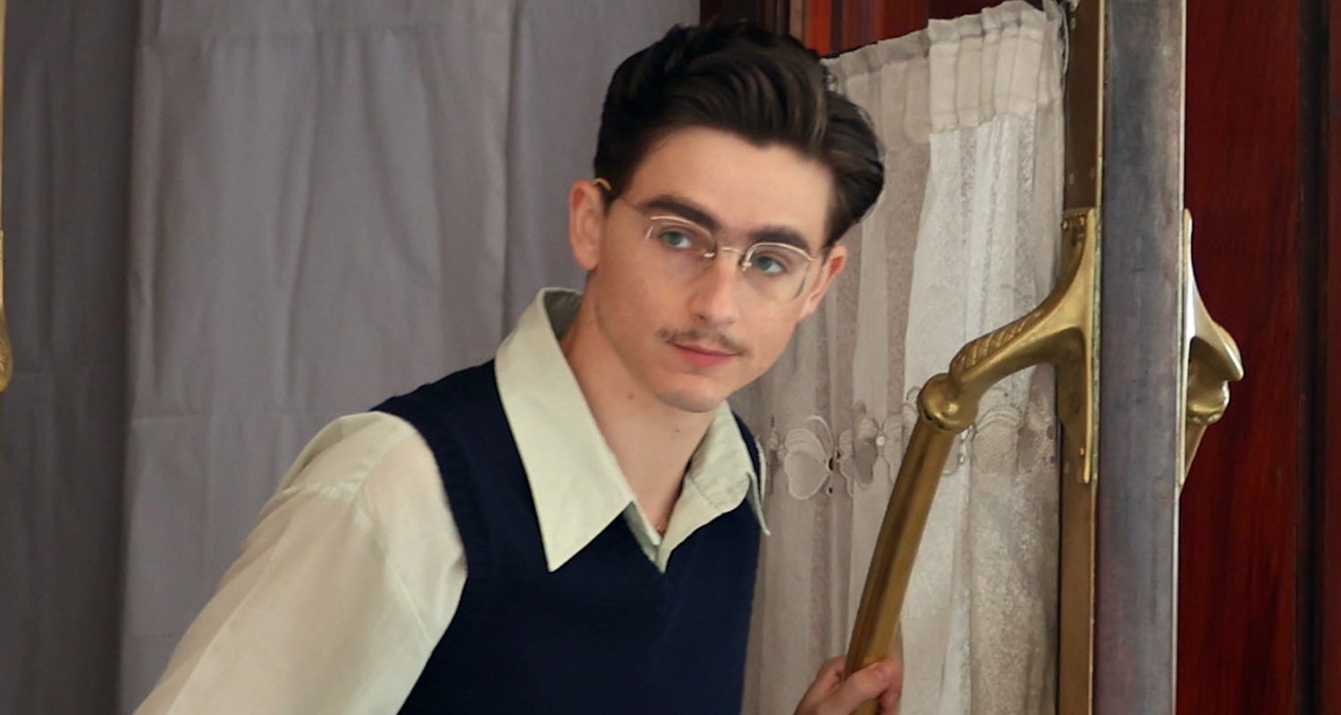 Timothee Chalamet luce un pequeño bigote y gafas mientras comienza a filmar la nueva película ‘Marty Supreme’ en Nueva York