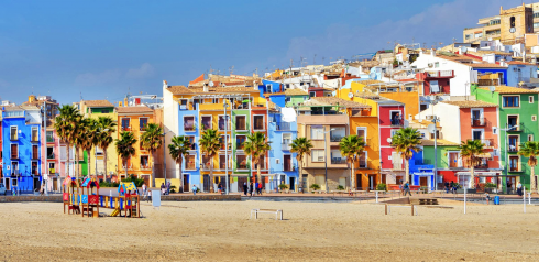 Visita obligada: Joya costera cerca de Alicante conocida por sus casas multicolores y su centro histórico enormemente popular.