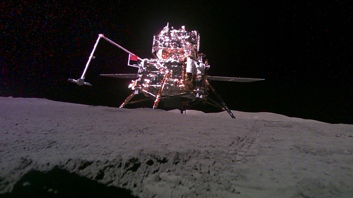 Una primera mirada a las rocas de la cara oculta de la Luna crea un misterio volcánico