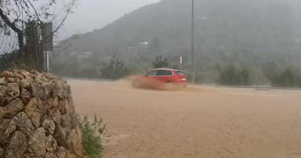 Los conductores entran en pánico ante la lluvia torrencial
