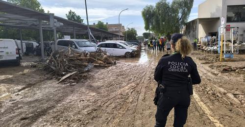 Cientos de policías locales y voluntarios se suman al operativo de ayuda en Valencia
