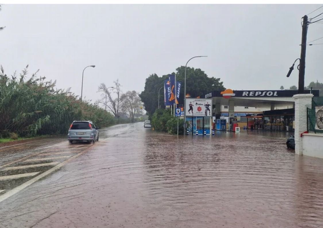 ‘¡Suban al segundo piso!’: Advertencia de la policía a los residentes de una ciudad con riesgo de inundaciones en Málaga, mientras dos ríos se desbordan en medio de una tormenta de nivel rojo