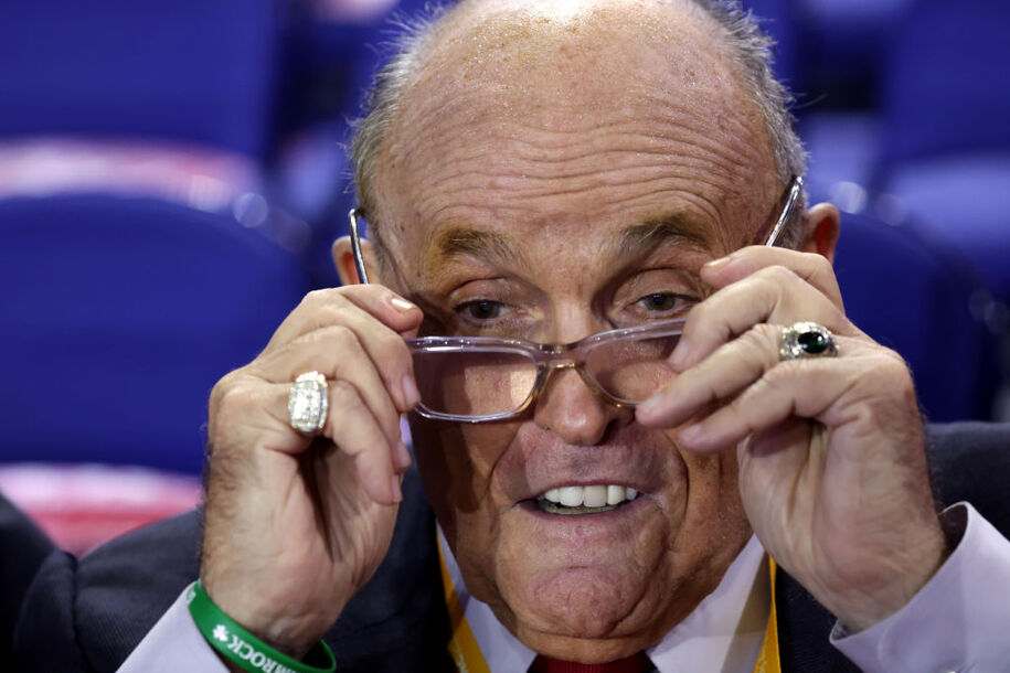 Los abogados de Rudy Giuliani abandonan al deshonrado Trump