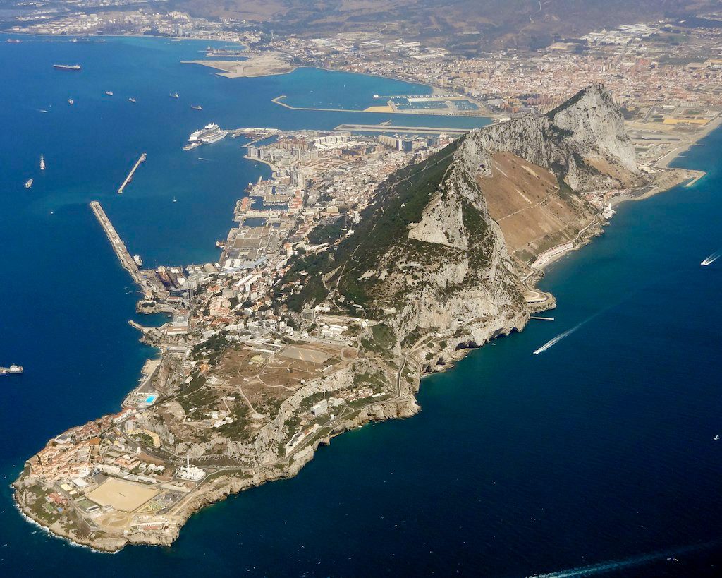 La policía inicia una investigación tras el descubrimiento del cuerpo de un hombre flotando en el mar al sur de Gibraltar