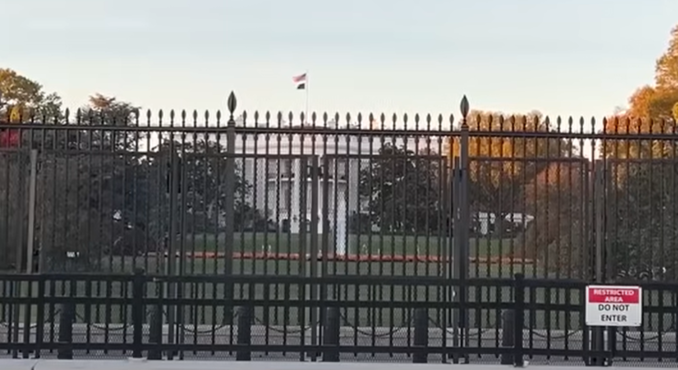 ¿Las paredes funcionan ahora? Se levanta valla alrededor de la Casa Blanca en previsión de la violencia del día de las elecciones
