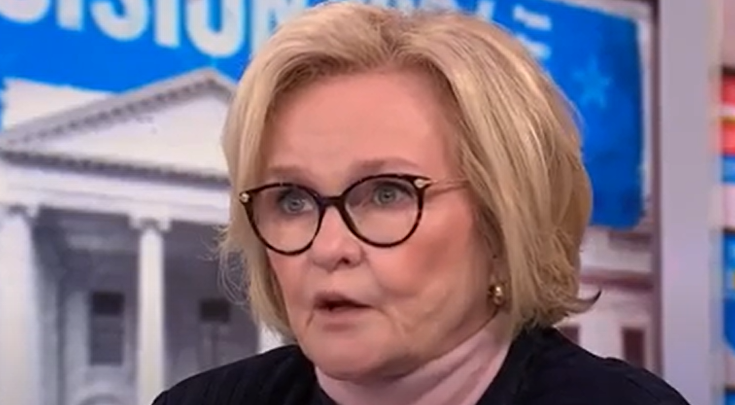 MIRAR: La exsenadora demócrata Claire McCaskill rompe a llorar en vivo por televisión por la derrota de Kamala