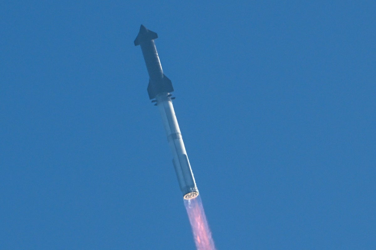 La nave espacial de SpaceX se eleva en su sexto vuelo de prueba pero se salta la captura de refuerzo