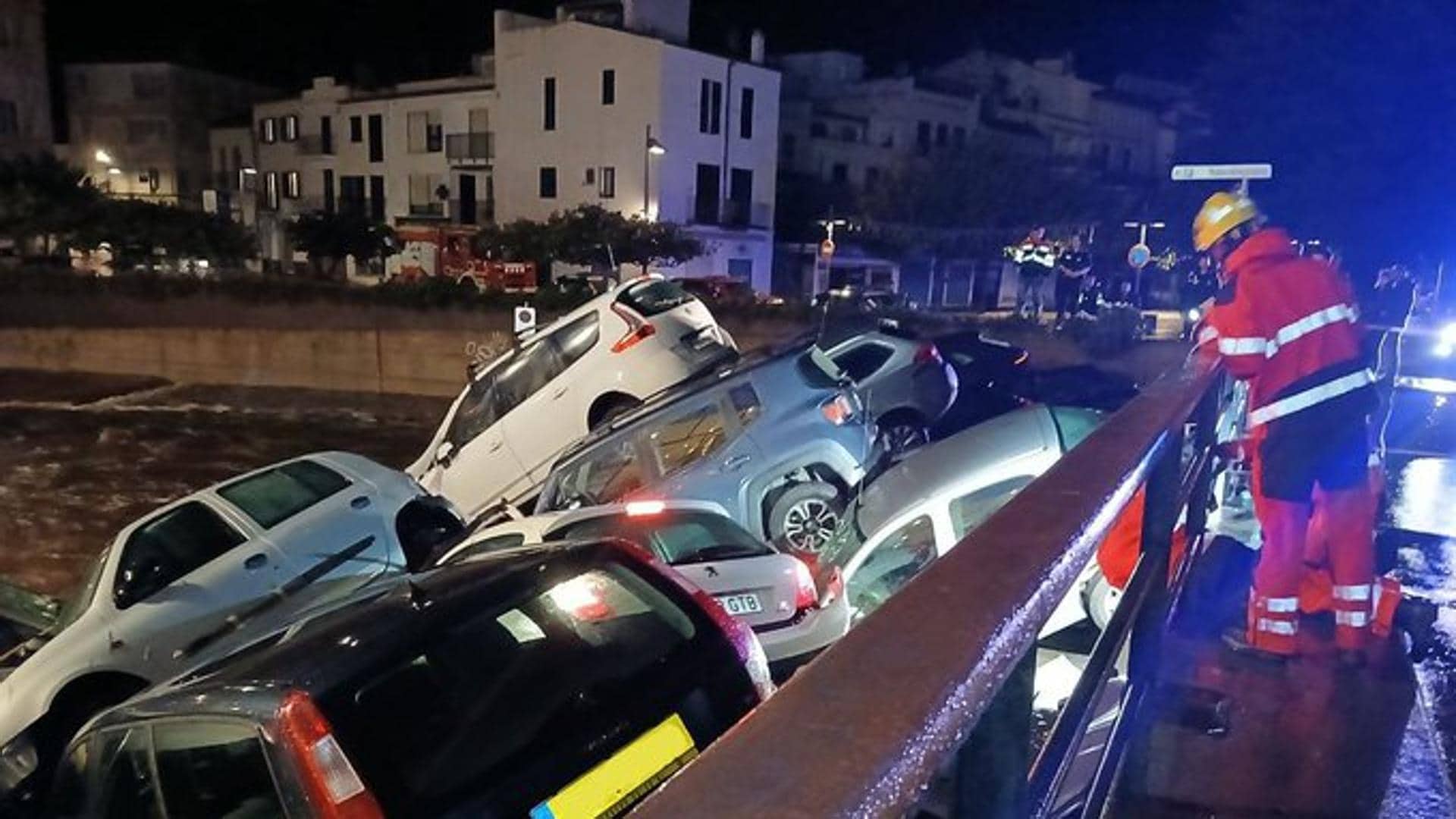 España golpea OTRA VEZ las inundaciones bíblicas cuando decenas de coches son arrastrados cerca de Girona