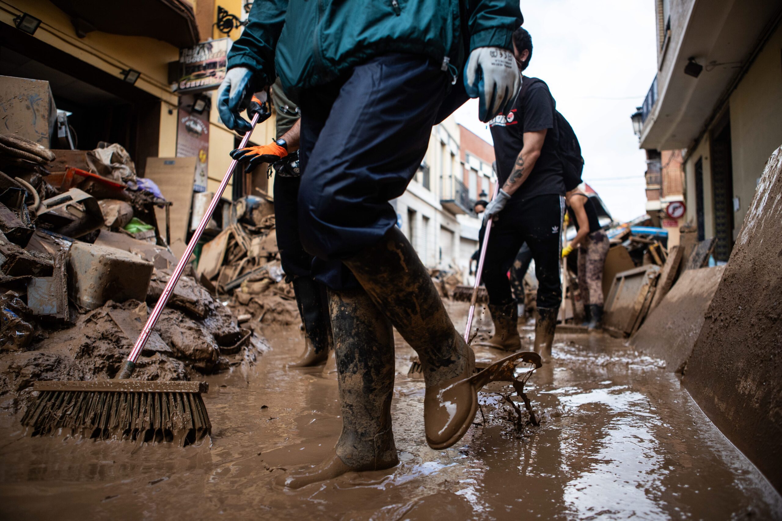 Los trabajadores en España tienen permiso retribuido de hasta cuatro días si una catástrofe o un fenómeno meteorológico extremo les impide realizar su trabajo