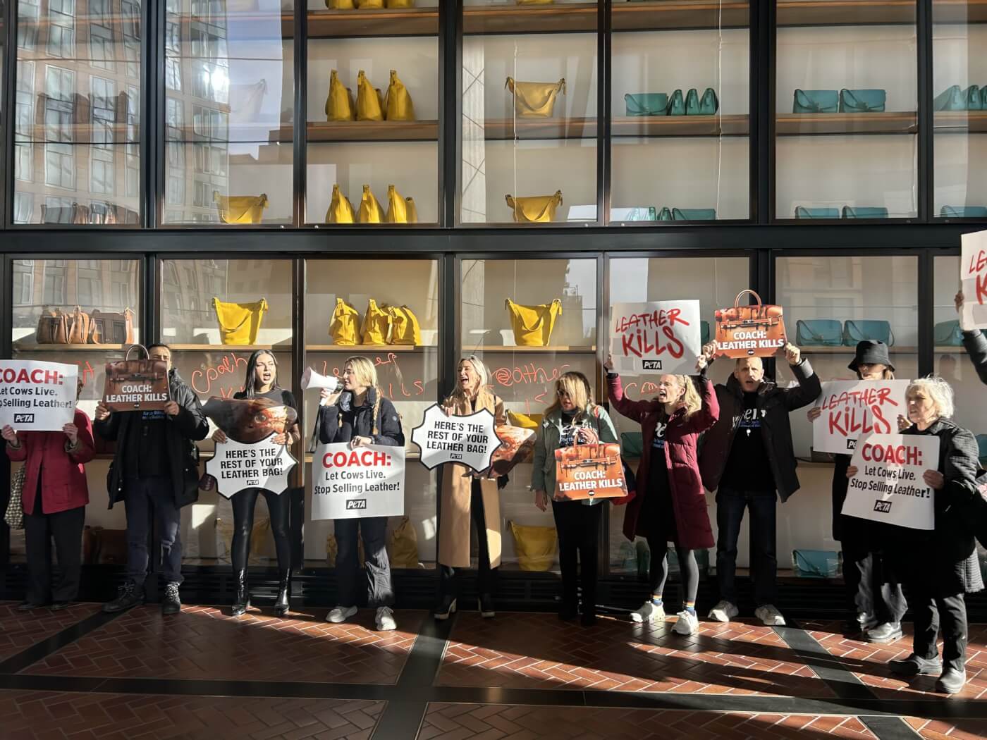Los partidarios de PETA interrumpen la reunión anual de entrenadores