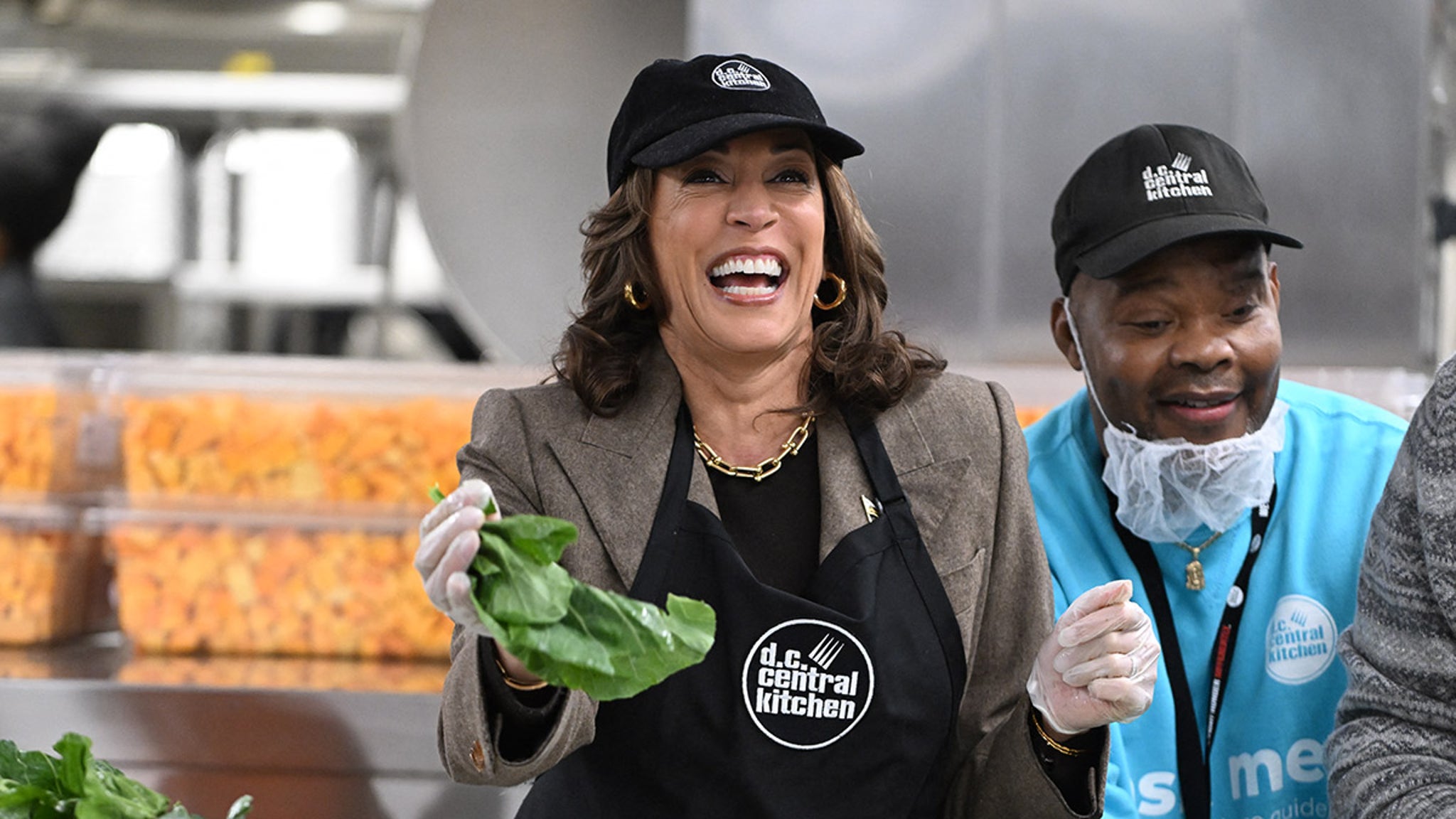 Kamala Harris sirve comida en la cocina comunitaria con su esposo Doug Emhoff