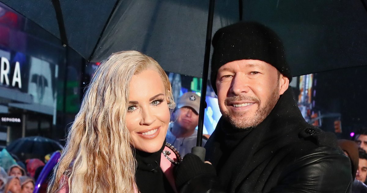 Donnie Wahlberg lo muestra todo en una foto de tarjeta navideña con Jenny McCarthy