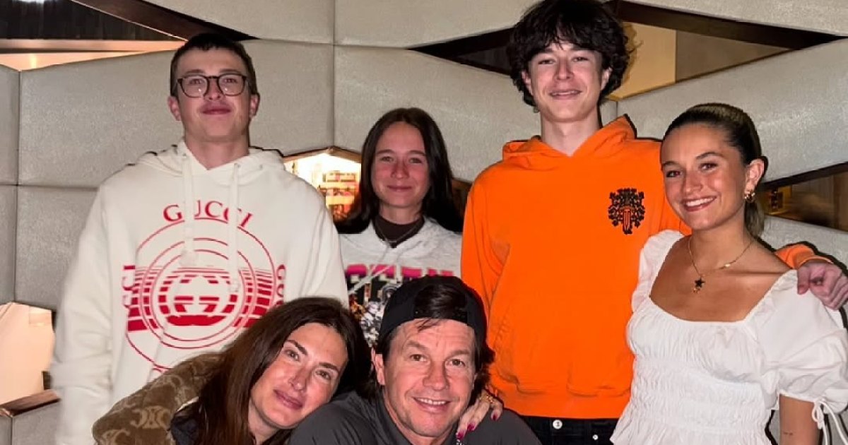 Mark Wahlberg pasa el Día de Acción de Gracias con niños en raras fotografías familiares