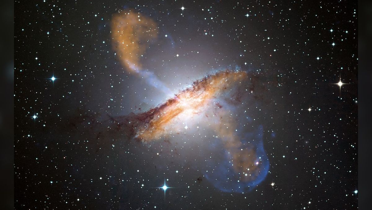 Las galaxias con forma de huevo pueden estar alineadas con los agujeros negros en sus corazones, descubren los astrónomos