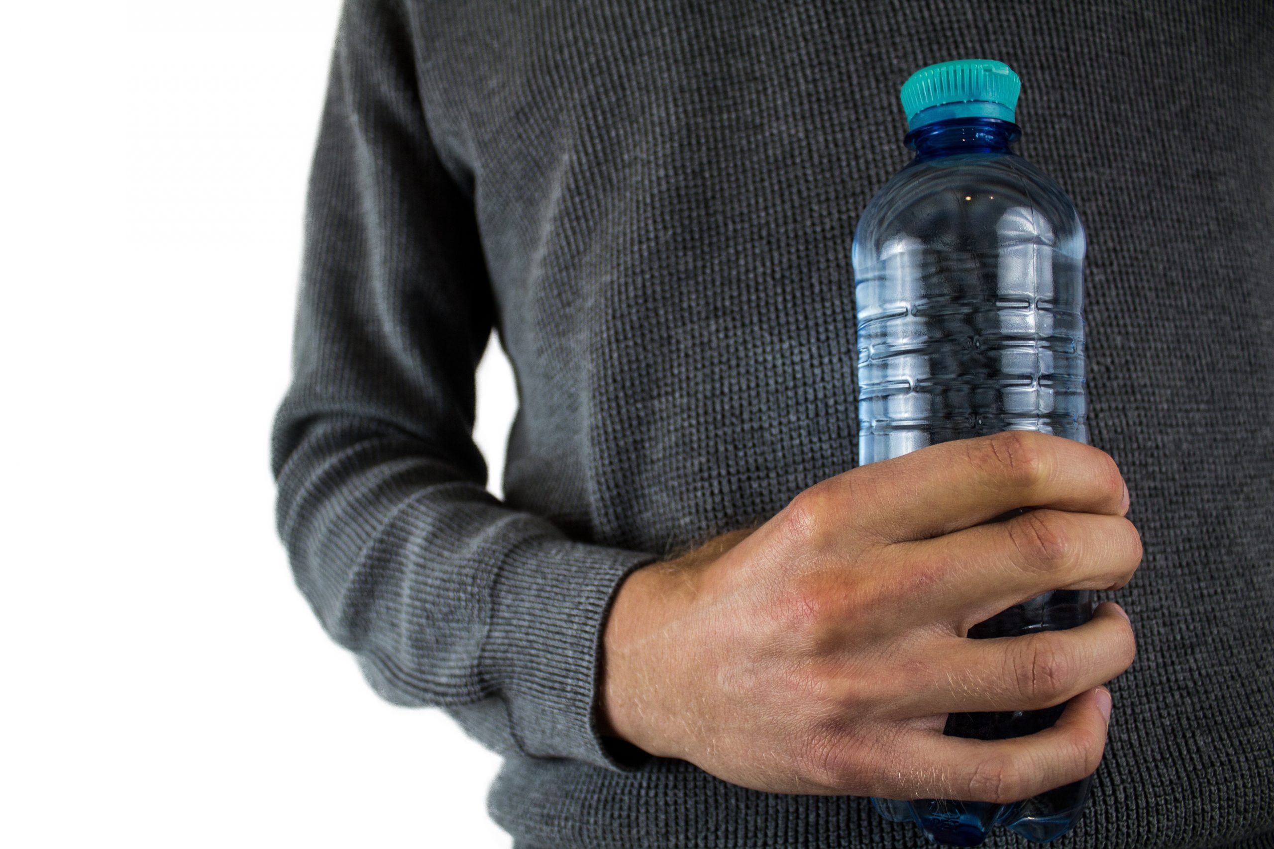 Trabajadora amargada en España puso lejía en su propia botella de agua para “darle una lección a su colega” después de que él seguía bebiendo su bebida.