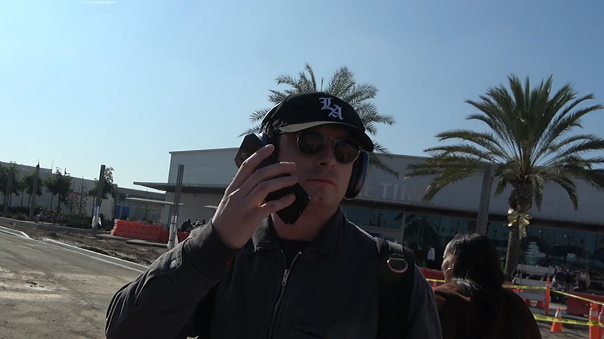 James Kennedy ignora preguntas sobre arresto por violencia doméstica
