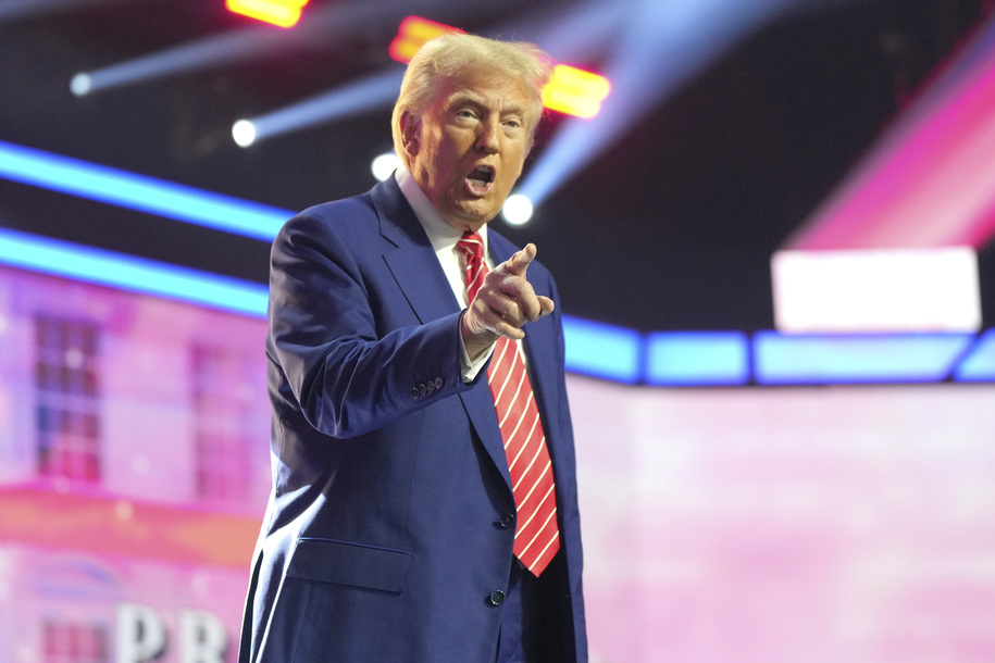 Trump inicia la semana de Navidad con un loco discurso a su culto