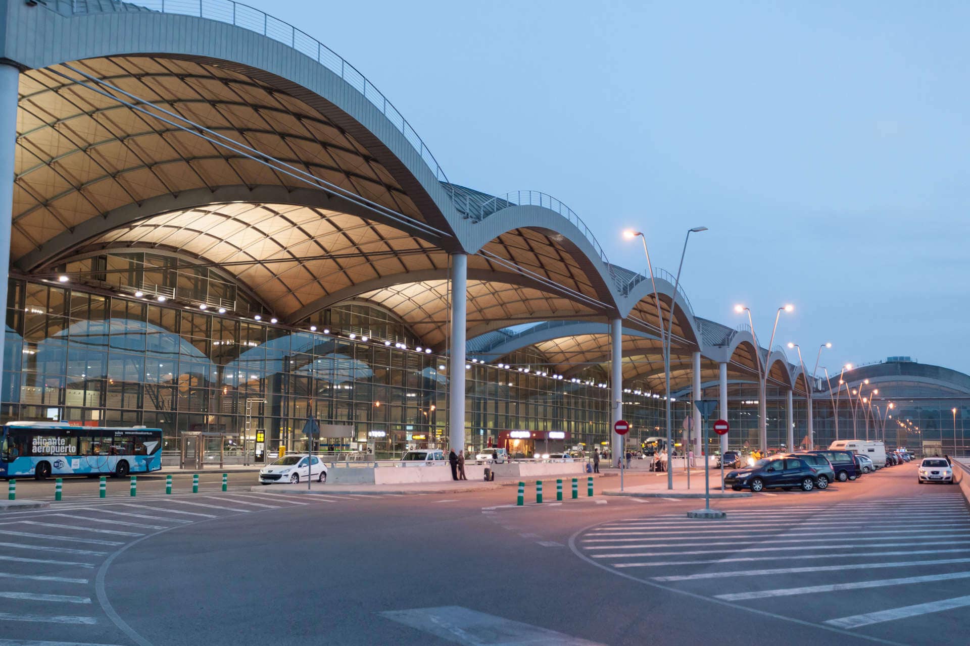 El aeropuerto de la Costa Blanca bate el récord de pasajeros de noviembre impulsado por un gran número de visitantes del Reino Unido