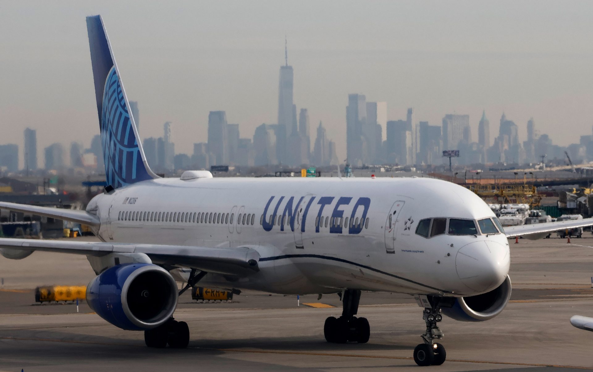 Un hombre enfrenta cargos después de volverse loco en un vuelo de United Airlines