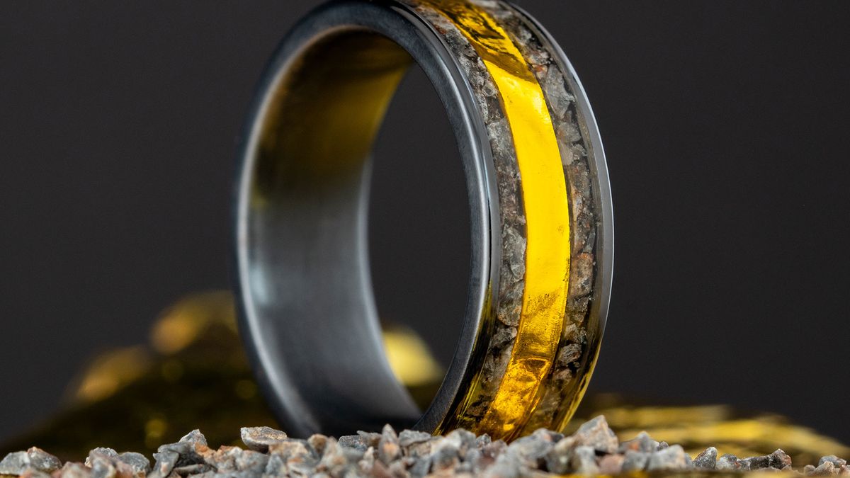Pieza de la nave espacial Apolo 11 ‘aterriza’ en un anillo de bodas revestido de meteoritos lunares