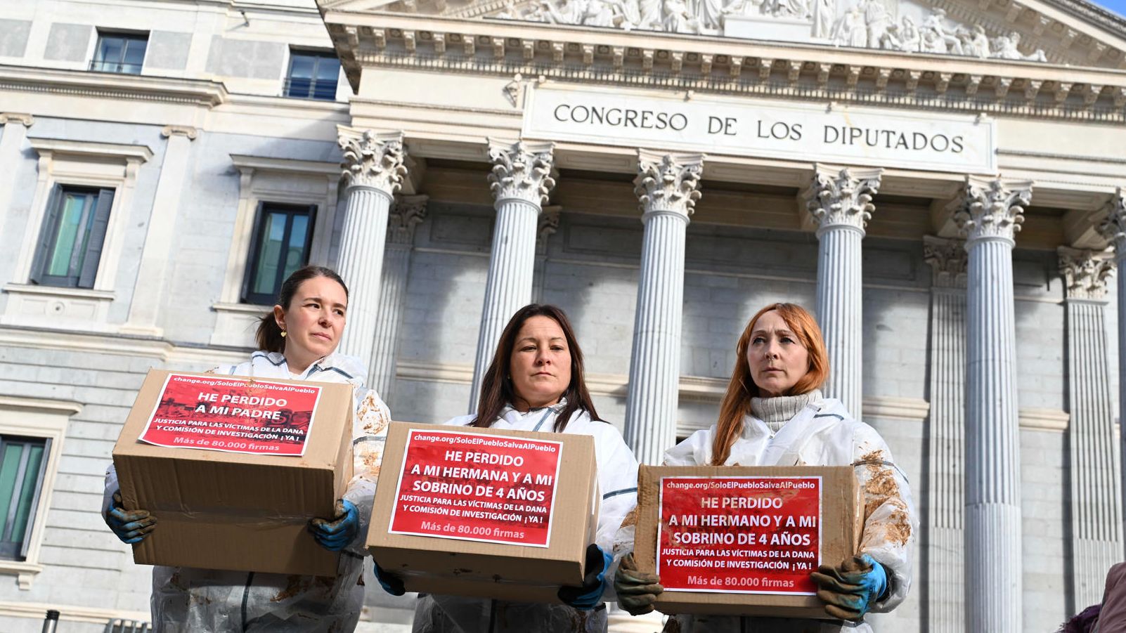 Las familias de las víctimas de las inundaciones de Valencia presentan una petición a los políticos españoles pidiendo que se investigue la lentitud de la respuesta al desastre