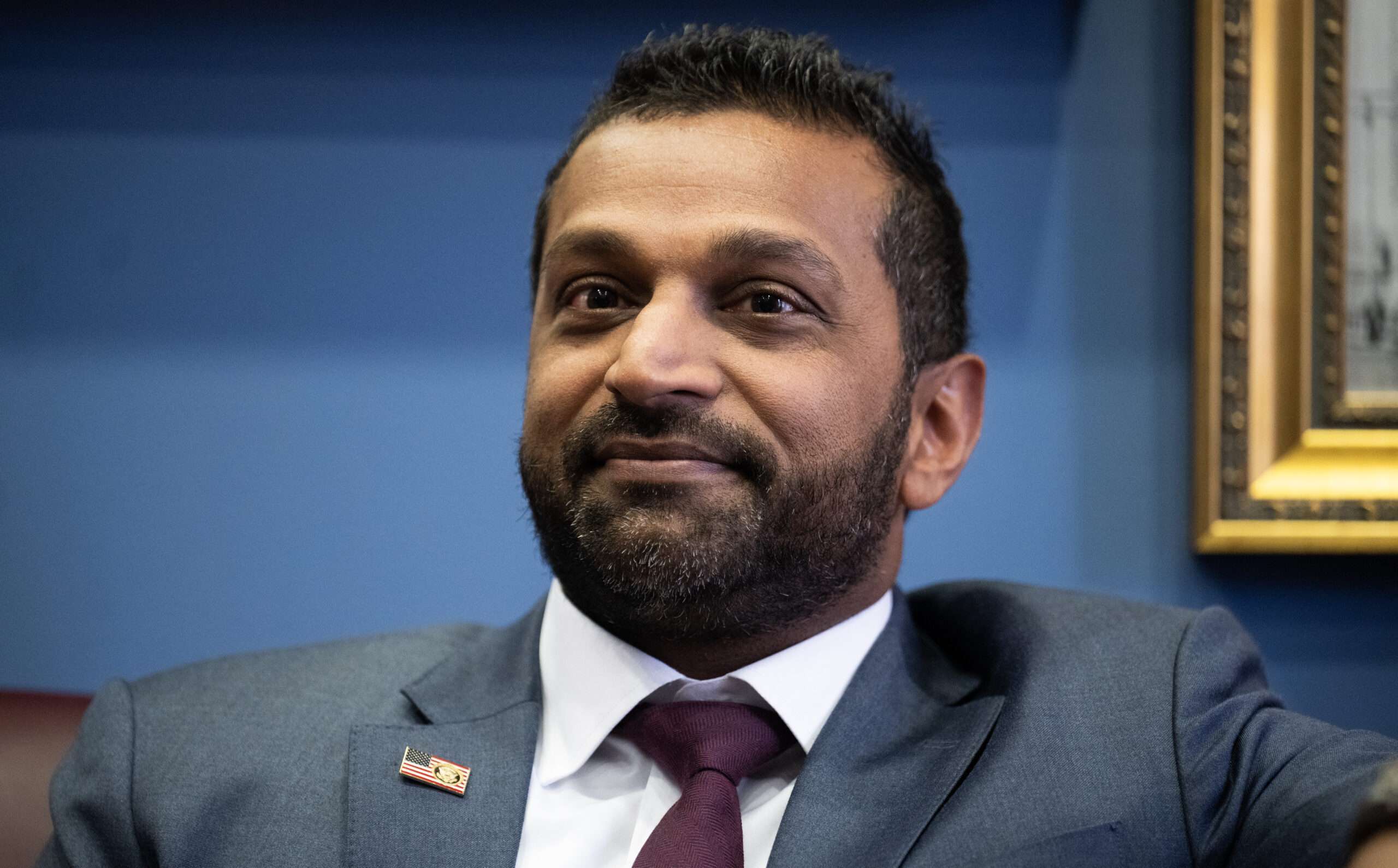 Los coqueteos de Kash Patel con QAnon reflejan una perspectiva que enfrenta a Trump con conspiradores malvados