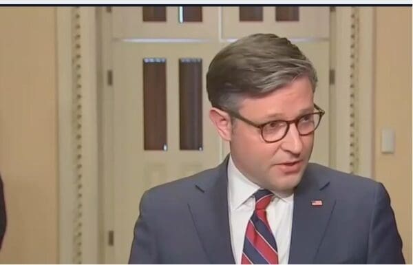 Los republicanos de la Cámara de Representantes se están desmoronando y ahora Mike Johnson podría estar tostado