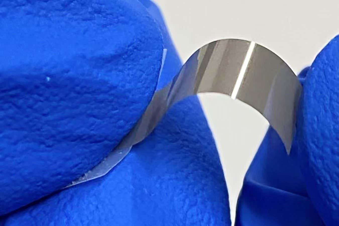 Obleas de diamante ultrafinas para electrónica fabricadas con cinta adhesiva