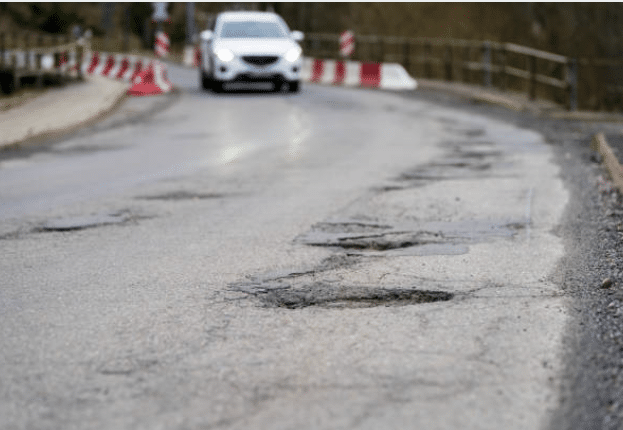 Residentes de Orihuela Costa asfaltan sus propias carreteras desafiando la inacción del Ayuntamiento