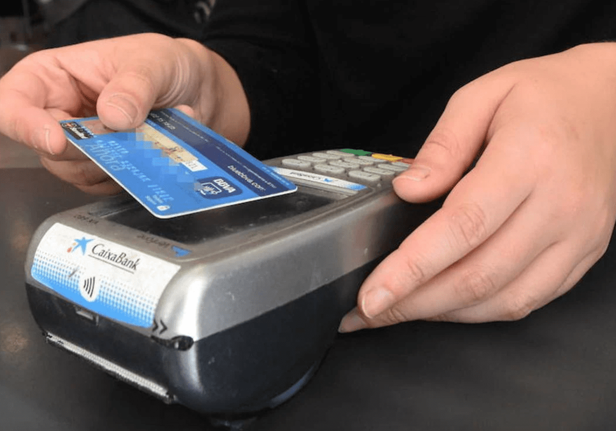 El Banco de España dice a los compradores qué hacer para evitar costosos errores al utilizar tarjetas bancarias y de crédito