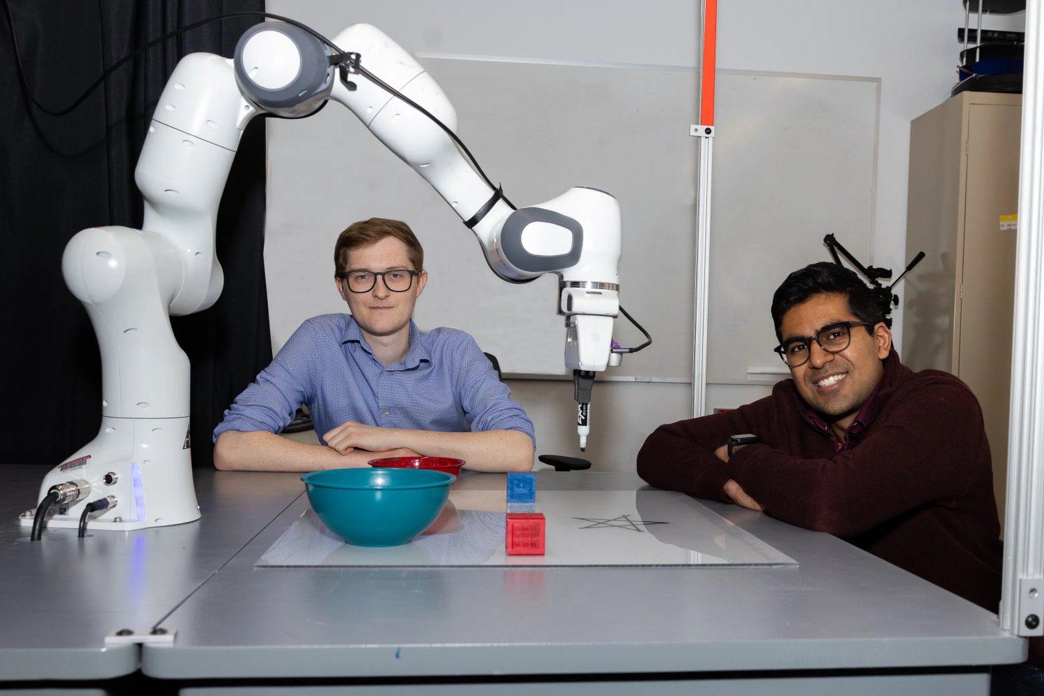 Enseñarle a un robot sus límites para completar tareas abiertas de forma segura | Noticias del MIT