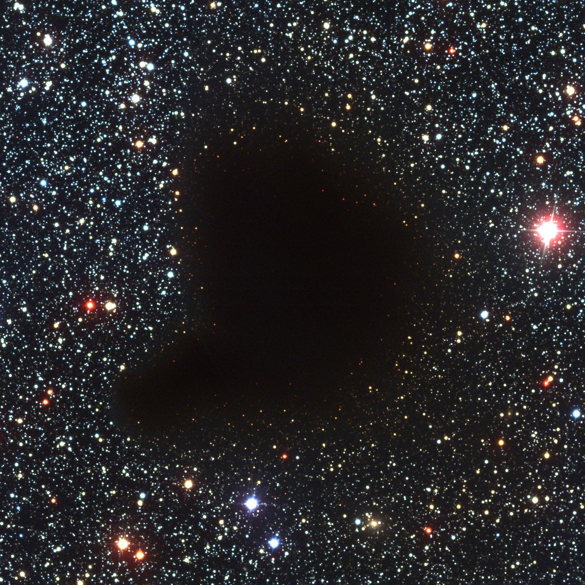 ¿Qué hay dentro del lugar más oscuro de nuestra galaxia?