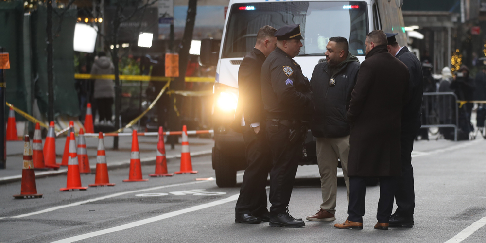 Hombre siendo interrogado por la policía sobre la muerte del director ejecutivo de UnitedHealth, Brian Thompson (Informe)