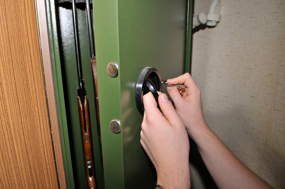 Cómo preguntar con tacto a los padres del amigo de su hijo si tienen armas en casa